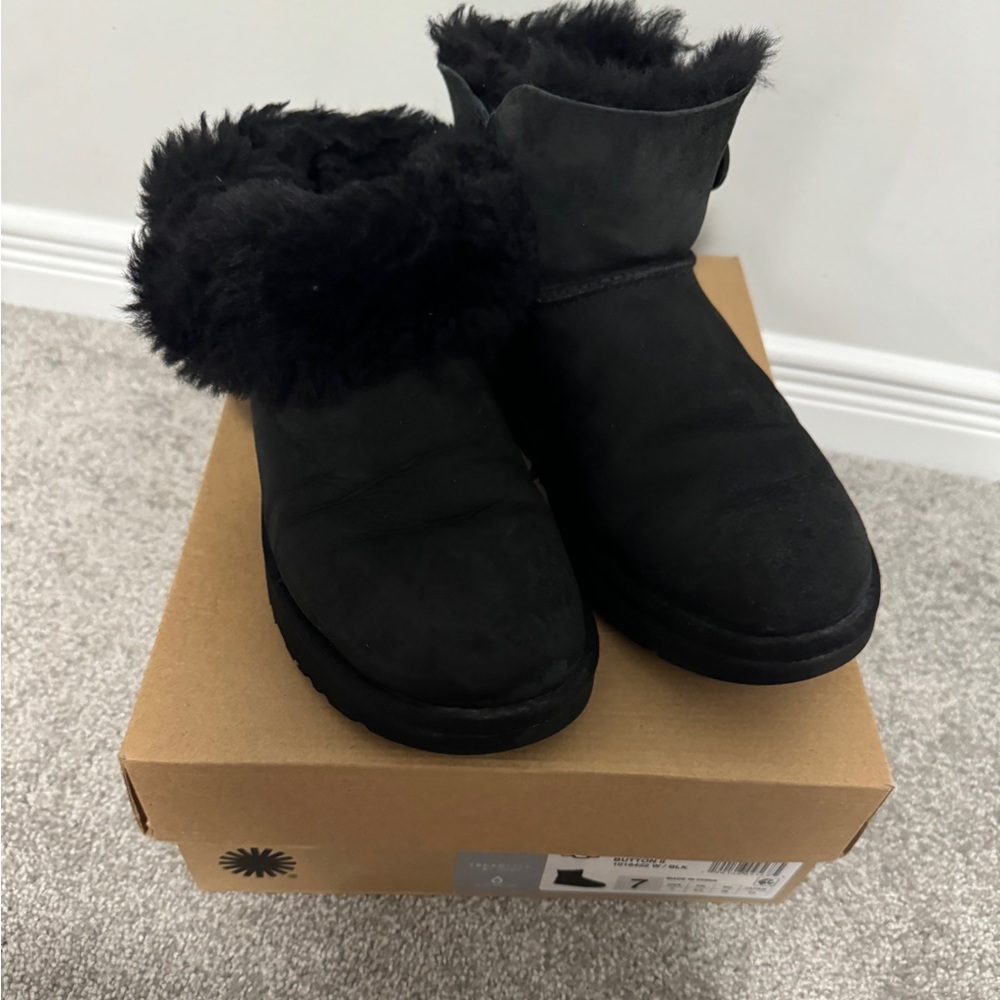 UGG